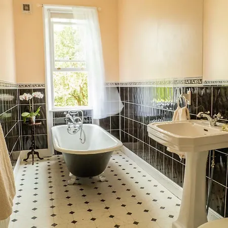 Rupert House At The Red House Estate بيت للعطل *